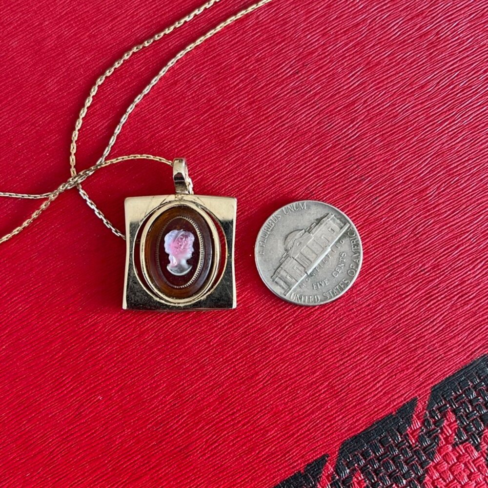 3/$30 🌟 Vintage Cameo Pendant Gold Tone Necklace - Picture 7 of 7